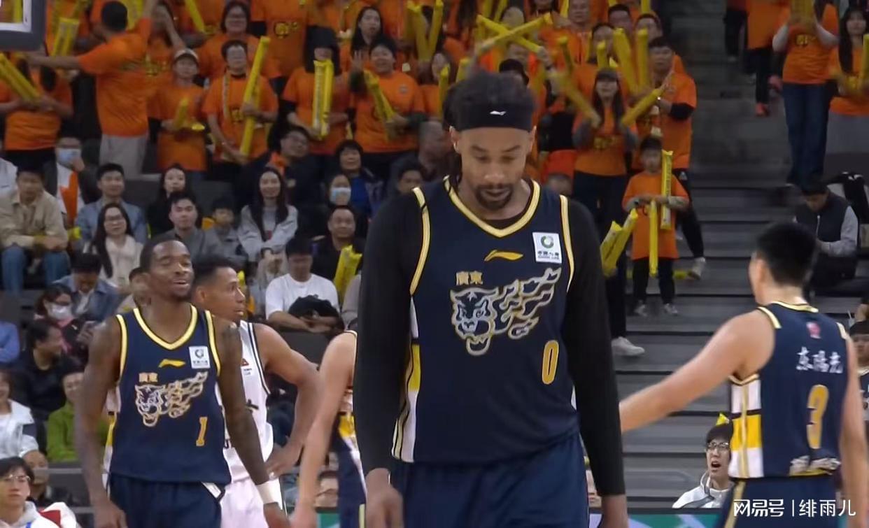 米乐游戏-貌合神离？萨林杰庆生惨遭区别对待，或被广东队彻底放弃！