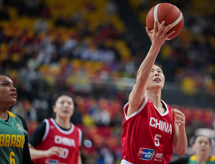 MILE官方网站-泪目！中国女篮30岁王牌轰21+3拒绝逆转：宫鲁鸣幸亏带了她